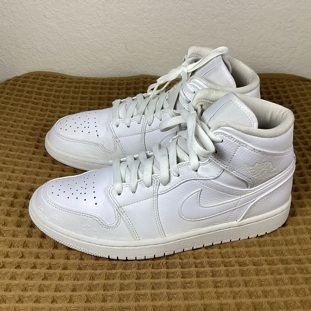 Air Jordan 1 Mid Triple Mens Sz 8.5 Triple White Athletic Sneakers 554724-129